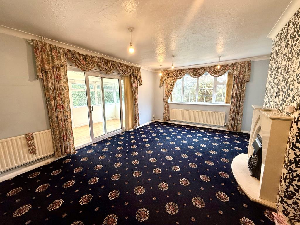Lot: 155 - DETACHED CHALET BUNGALOW FOR IMPROVEMENT - Living room